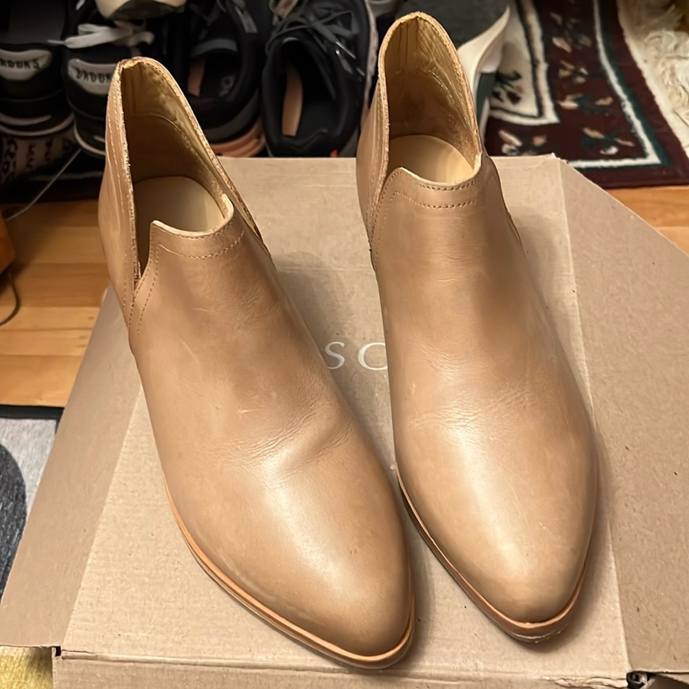 Almond Nisolo ankle boot size 8